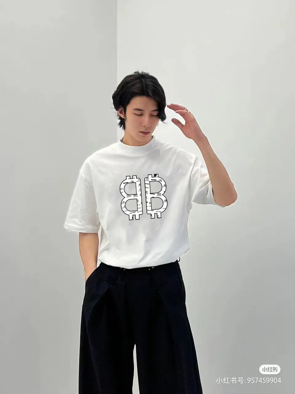 P80✨🔥 BALENCIAGA Paris lettering printed short-sleeved T-shirt. Custom-woven and dyed 300 grams of combed cotton heavyweight fabric. Zero color difference in threads. Perfect details. Different from the current currency version. Welcome to compare. Same Style for men and women. Must-sell in the picture above. Color: White Black Size: 1 2 3 4